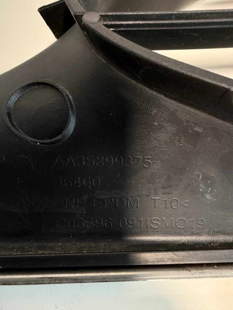 Решётка бампера комплект правый  левая peugot 308 2 t9 aa35899377 / aa35899375 Киев