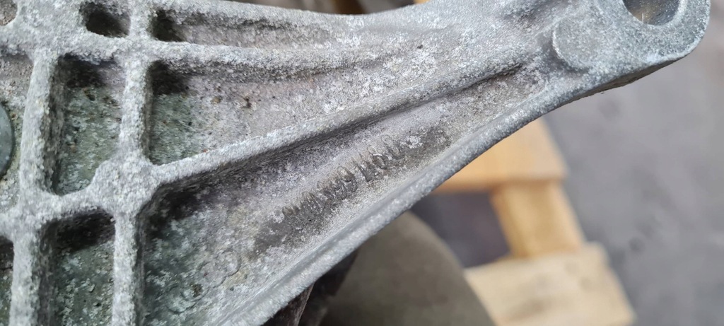 фото №11, A4 b9 8w lift кронштейн кронштейн коробки передач aut 2.0 tfsi 8w0399262ar a5 8w