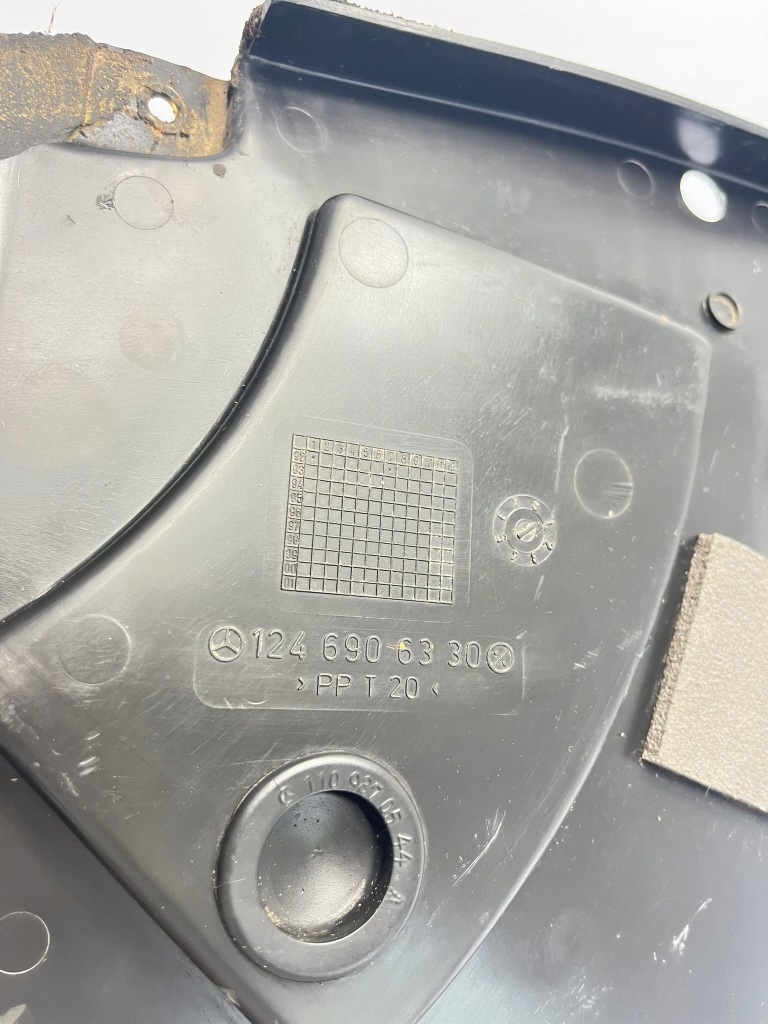 Захист пластик правий задній задній mercedes w124 cabrio 1246906330 Ціна