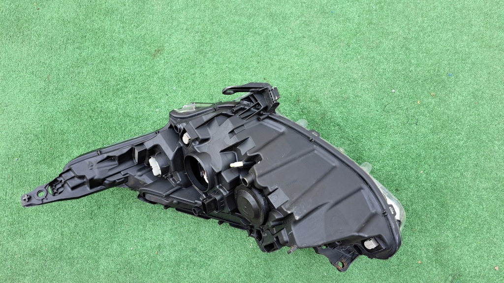 Peugeot 208 рестайлінг  лінза+ led фара передня Оригінал