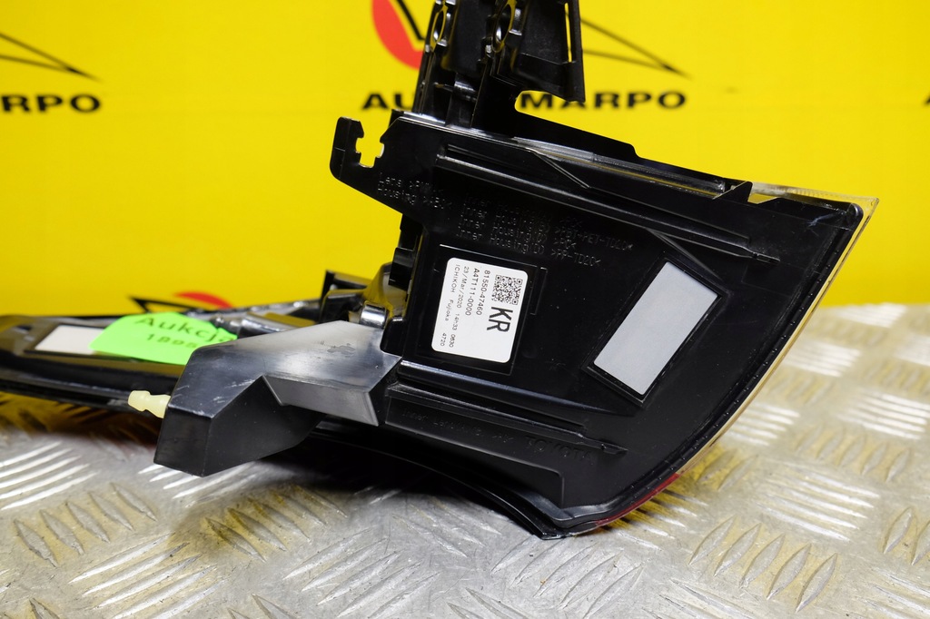 фото №11, Toyota prius 2019- лампа задняя правая задняя usa