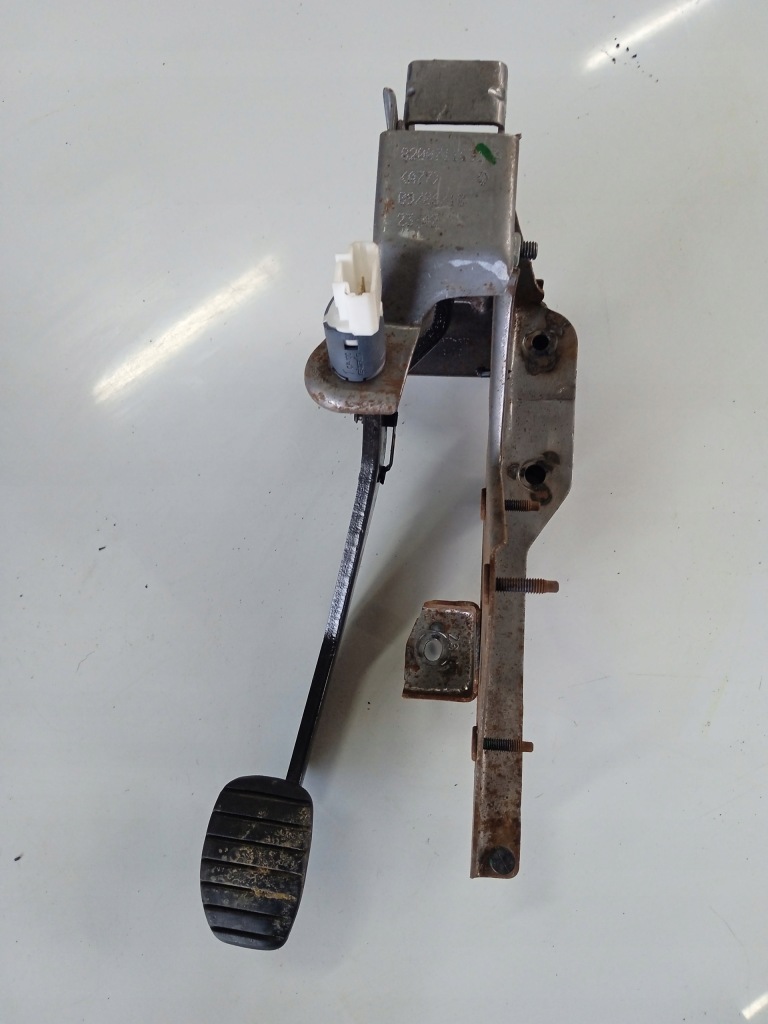 фото №1, Renault clio iii педаль тормоза механическая коробка передач 8200711631a