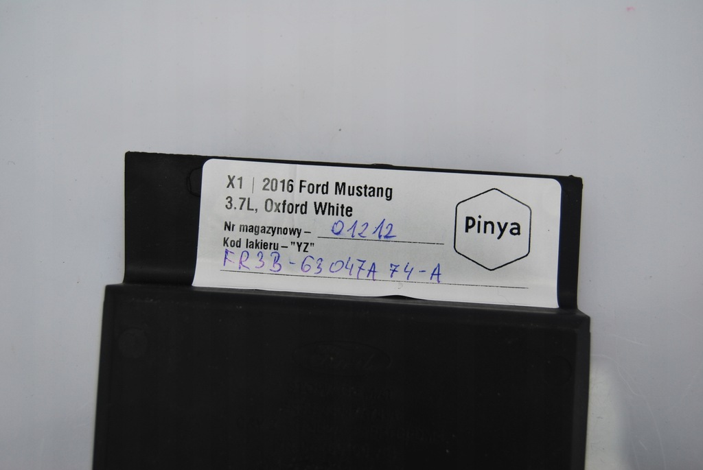 фото №4, Резиновый элемент подкладка бардачка ford mustang 2015+