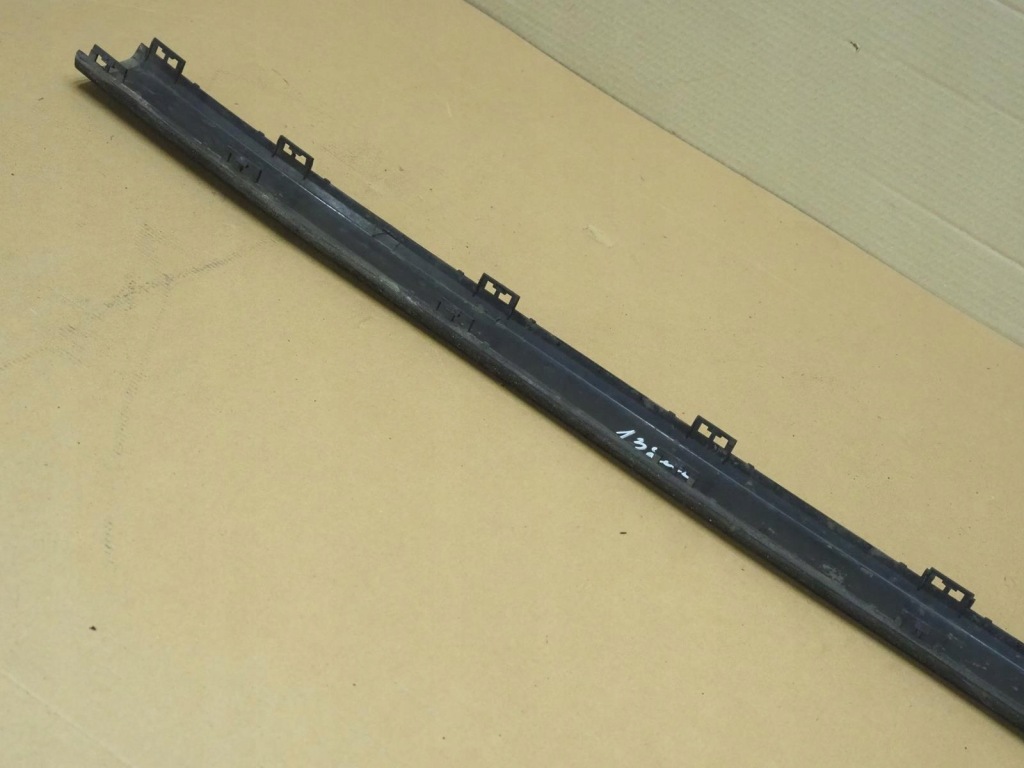 Молдинг бампера заднього середня bmw e30 1945926 в Україні