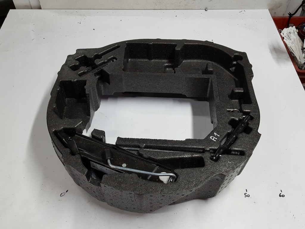 фото №1, Audi a1 8x 10-14r домкрат вушко вкладиш багажника