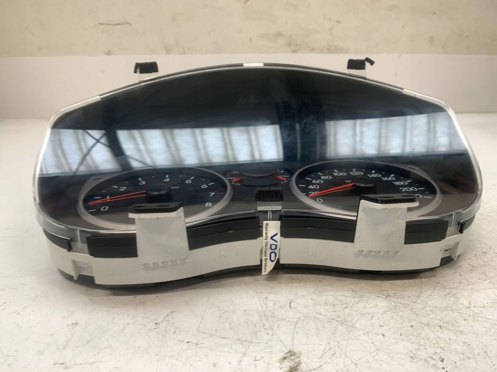 фото №8, Hyundai i20 приборная панель счетчик спидометр 940061j160