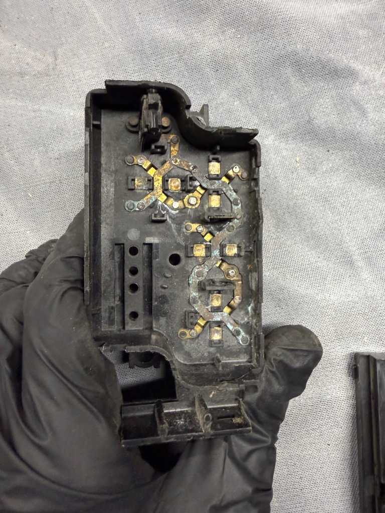 фото №1, Повреждённый правый переключатель сиденье mercedes w126 0038201310