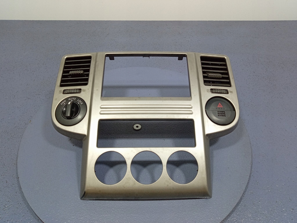 фото №1, X-trail i t30 lift рамка радио консоли решётки обдув 68260eq100