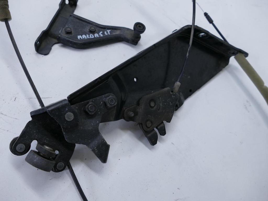 фото №2, Mazda 5 направляющая ролик дверь раздвижных 05-10