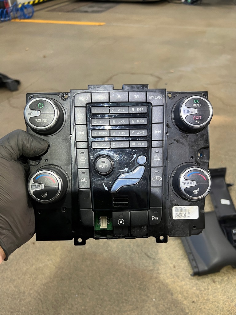 фото №1, Volvo v60 13r- панель радіо кондиціонера