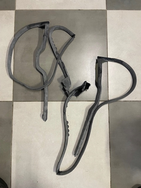 2 уплотнители дверь mercedes 107 nowe оригинал в Украине