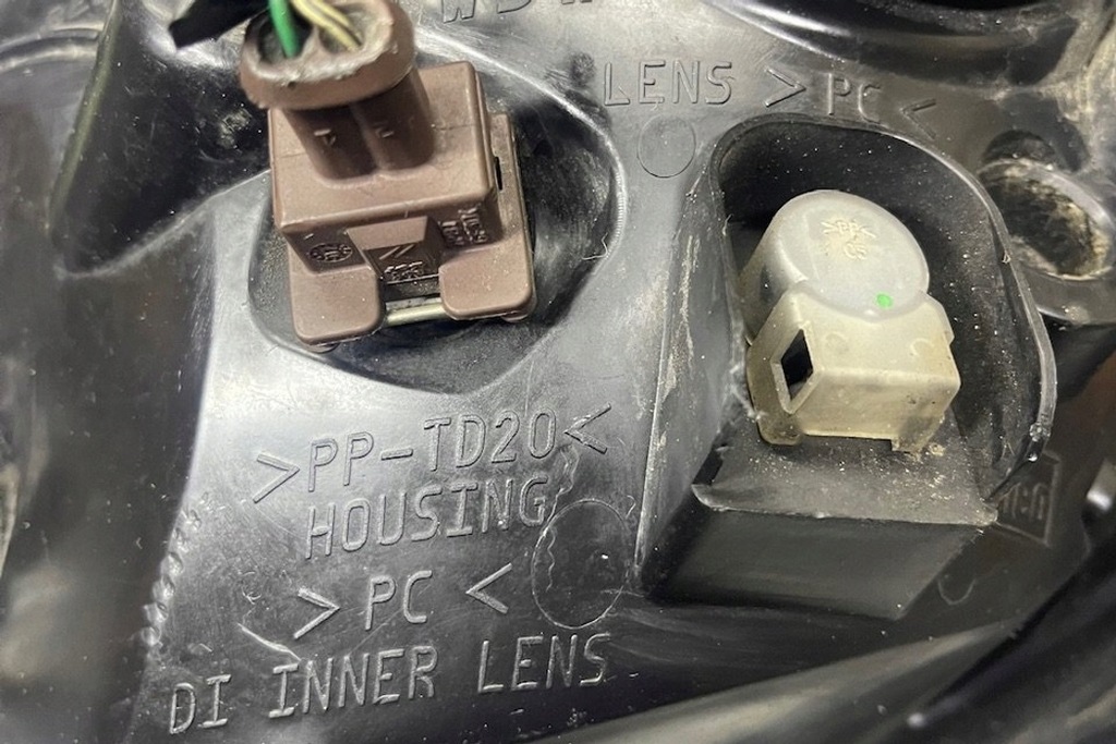 фото №9, Лампа правая передняя toyota aygo _b1_ 811100h010 1.0l бензиновый 50kw 2007