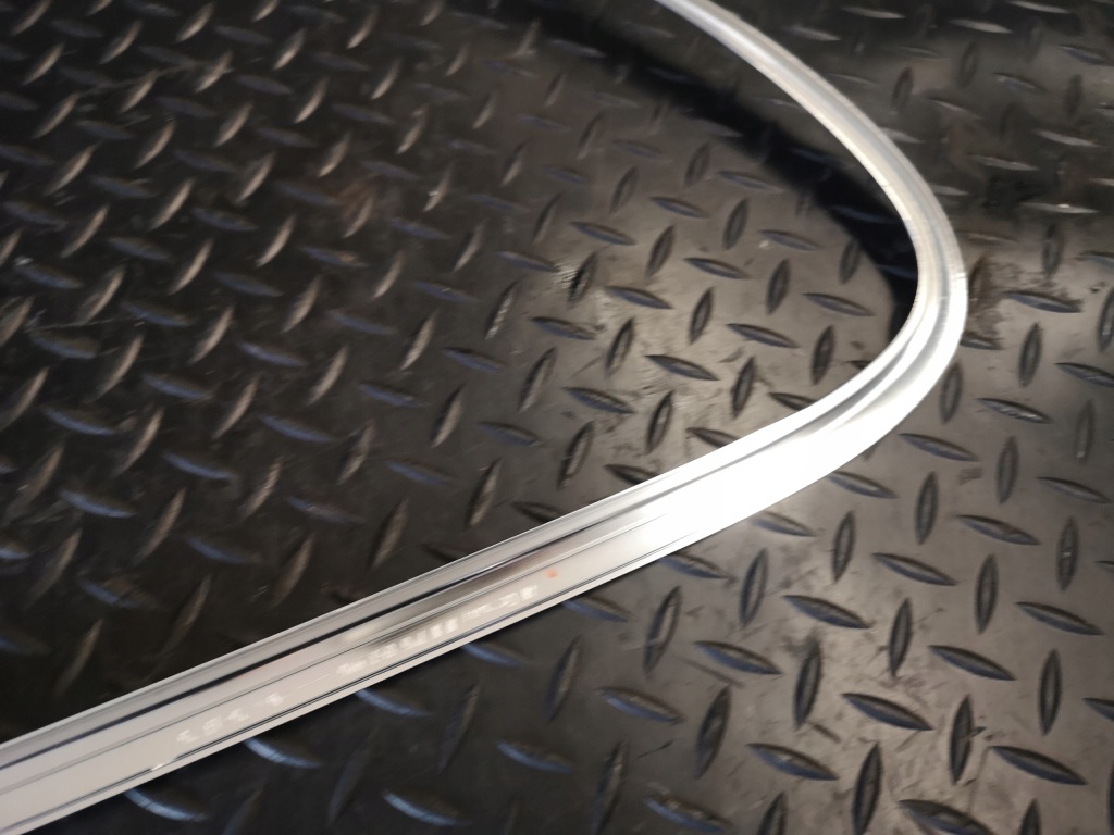 Молдинг хром правый задняя vw touareg 7p6853996 Цена