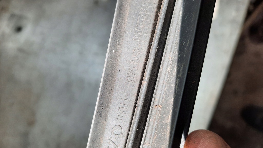 фото №6, Молдинг стекло передней левая volvo xc70 ii 08r