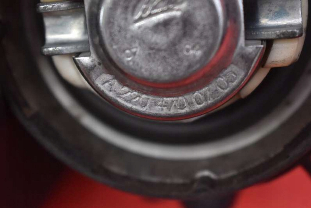 Крышка заливной топлива a2204700705 mercedes cls c219 w219 04-08 Киев