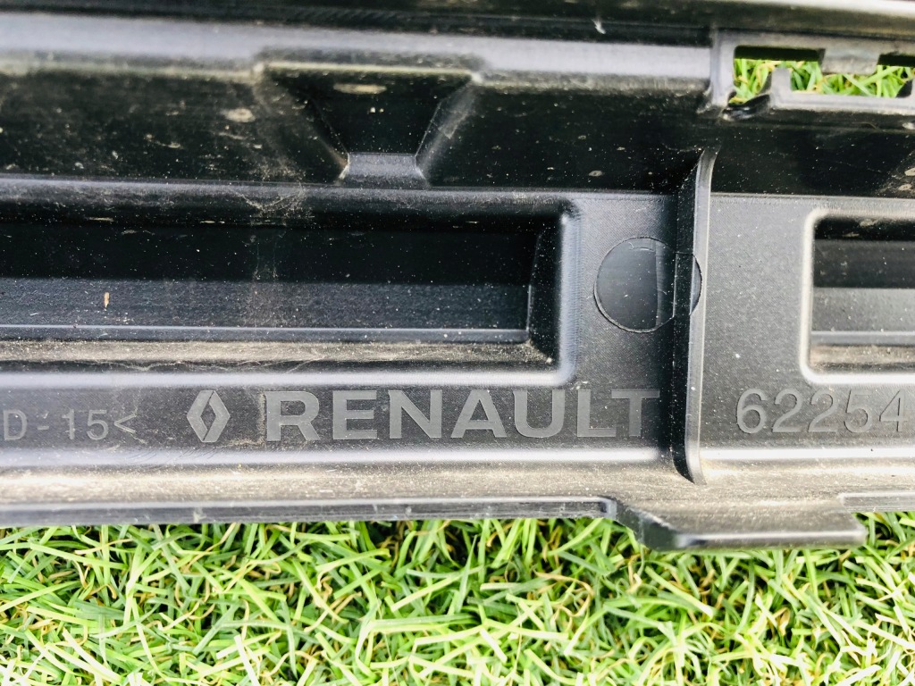 Renault megane v e tech решітка середня бампера передній 622542660r Оригінал