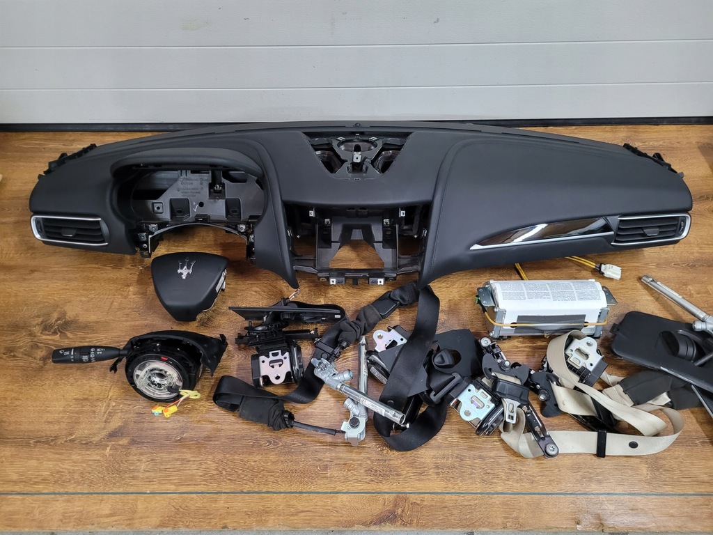 фото №1, Maserati levante комплект подушка безопасности консоль ремни идеальное состояние кожа гладкая