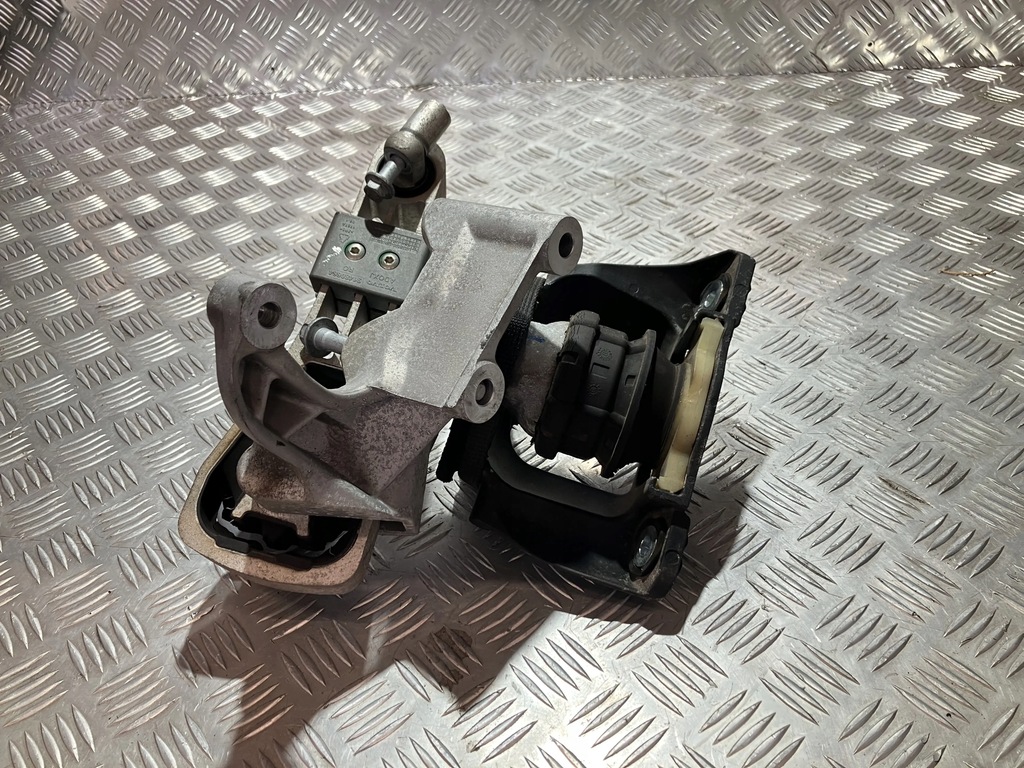 фото №2, Кронштейн подушка двигуна volvo s90 2.0 d