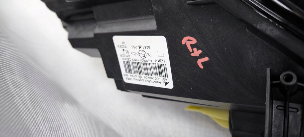 Peugeot 308 t9 рестайлинг  правый левый фара h7 + led 9816990580 9816990680 Цена