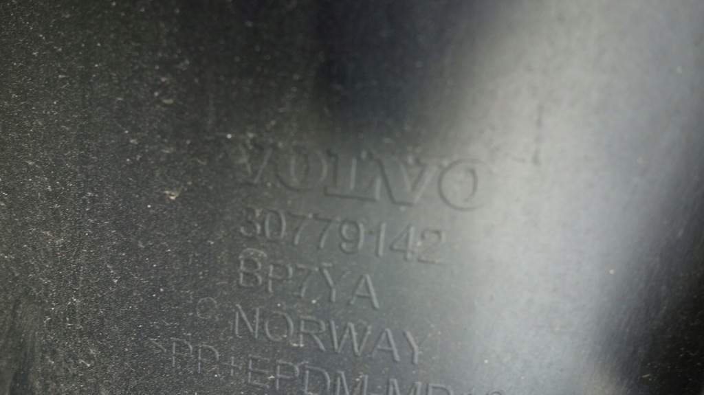 фото №12, Volvo c30 r-design накладка накладка-спойлер бампера задняя