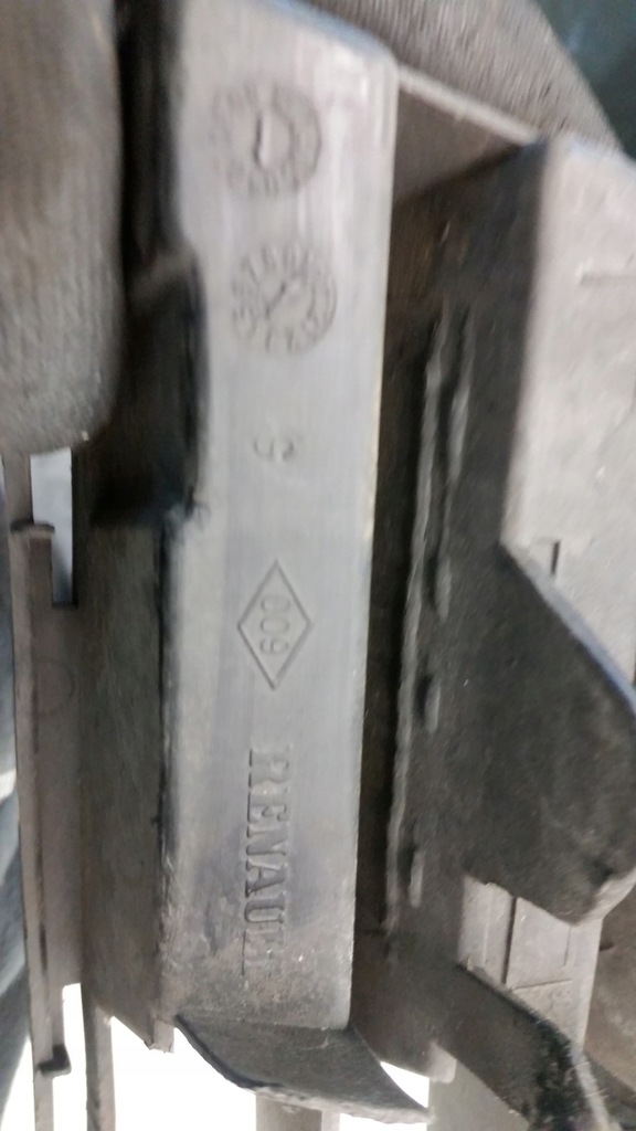 фото №12, Решётка средняя бампера перед renault clio iii 05-12 1859429s16