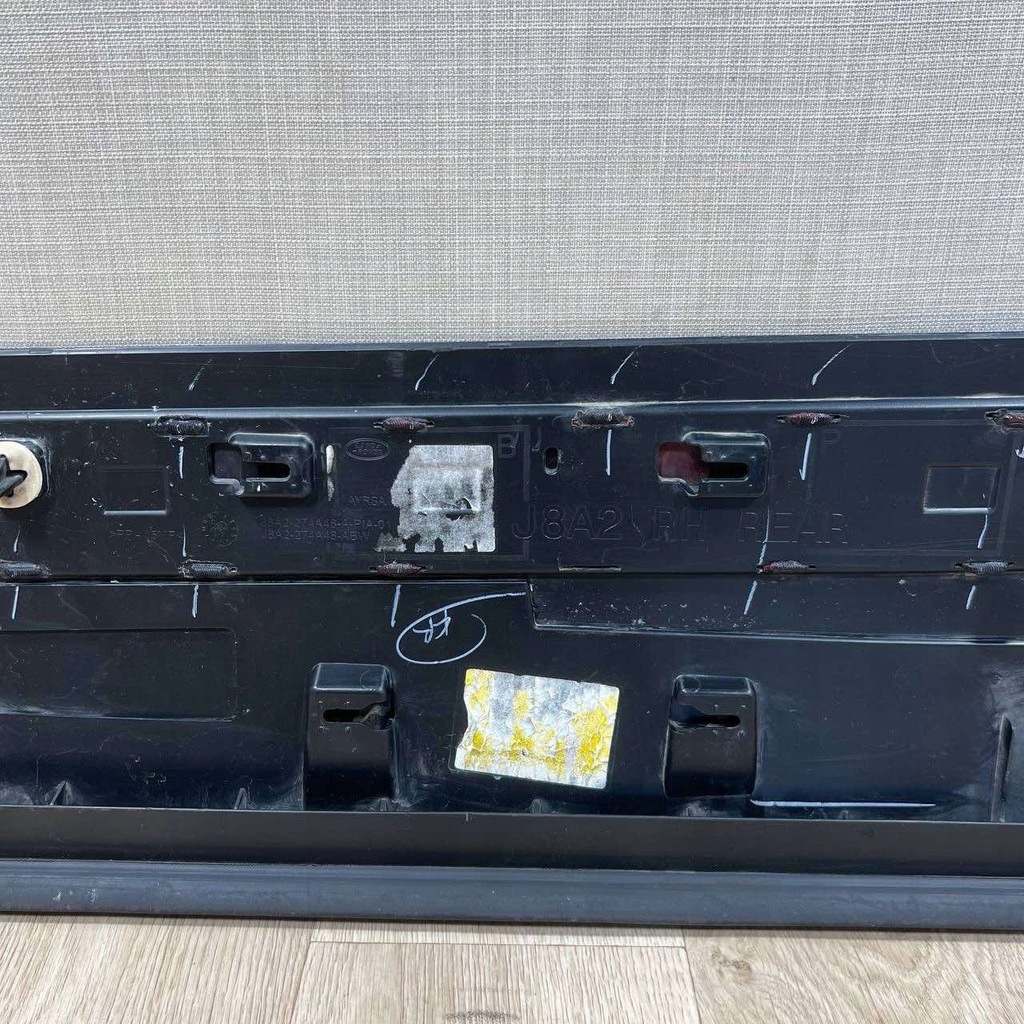 фото №9, Range rover velar l560 2017 - молдинг na дверь правый задняя j8a2-274a48-a