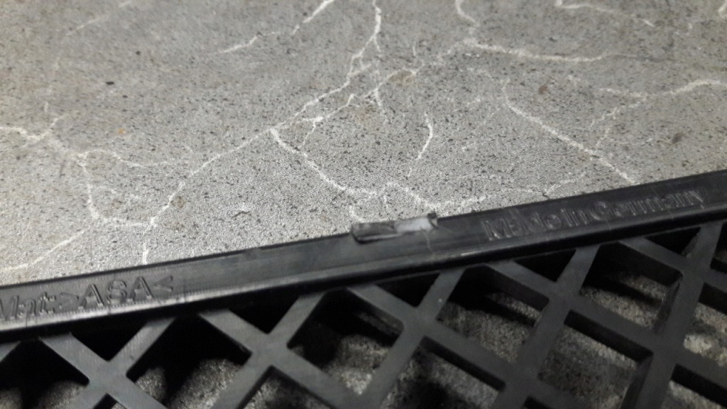 0301933 решётка средняя бампера bmw e81 Цена