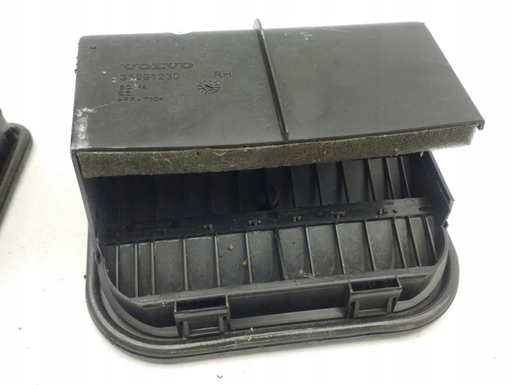 Volvo s60 2012 комплект решётка вентиляционная под бампером задним Цена