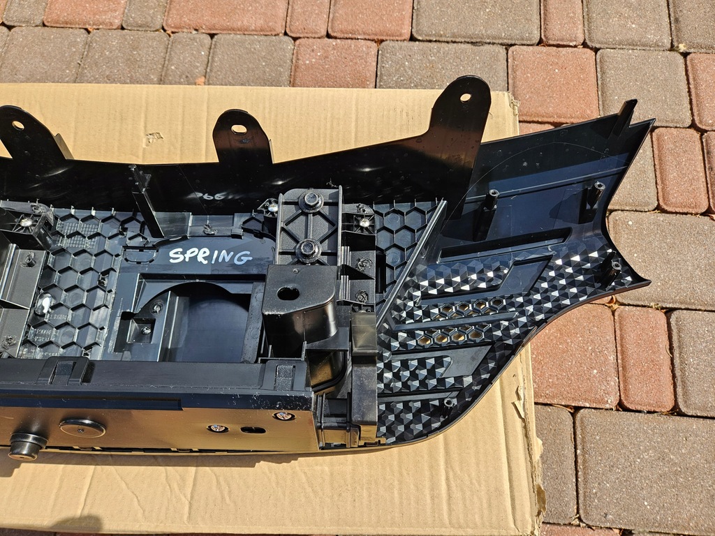 фото №11, Решітка радіатора решітка радіатора кришка хром port заряджання dacia spring 2021 62310527