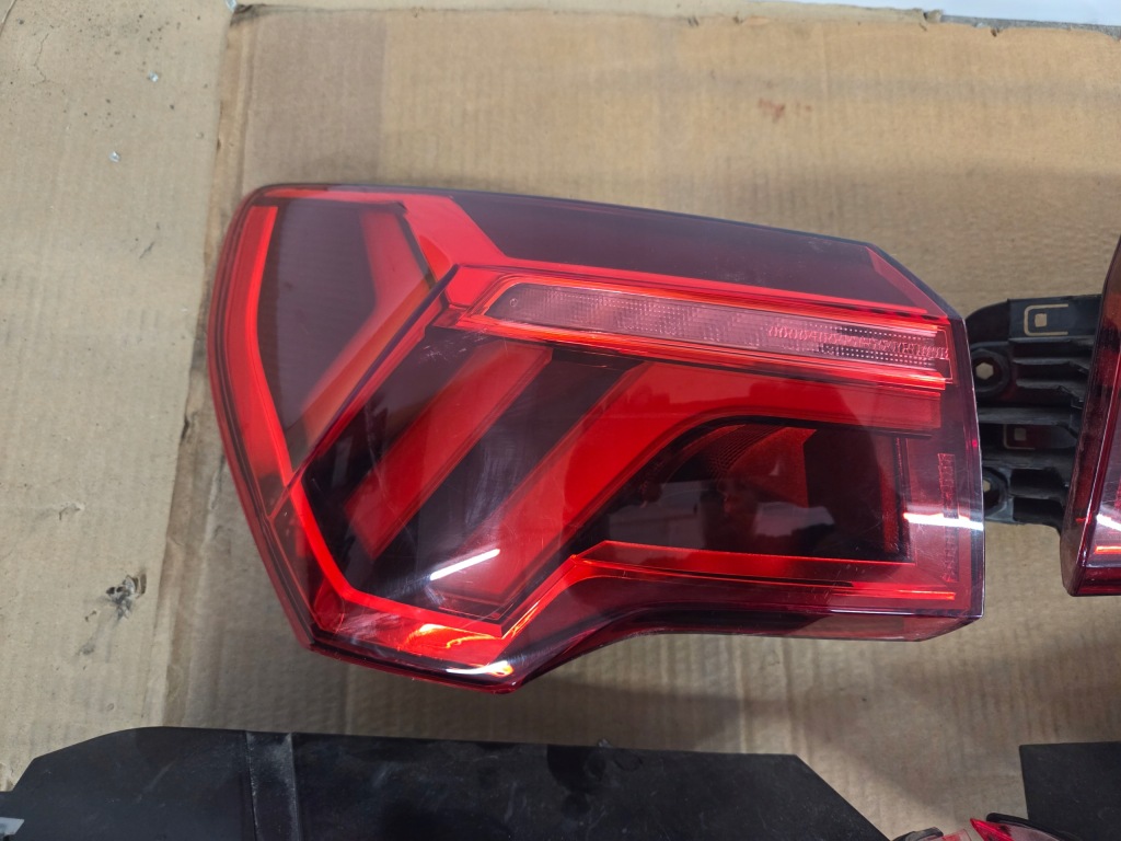 Audi q3 83a ліхтарі  задній правий ліва кришки комплект led європа Зі Шроту