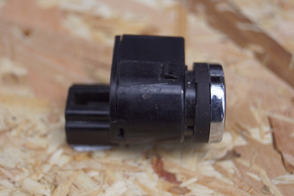 фото №4, Кнопка відкривання кришки maserati 68141864aa