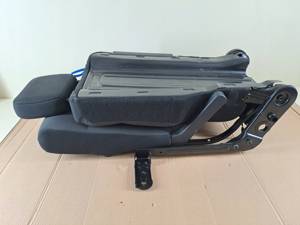 Сиденье передний правый перед пассажира складной toyota proace city 22r Цена