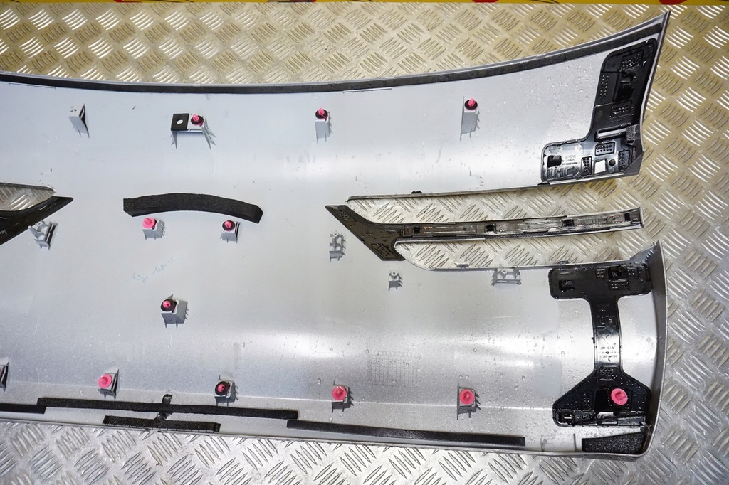 фото №10, Hyundai genesis gv70 2022 2023 2024 - накладка крышки багажника задняя usa