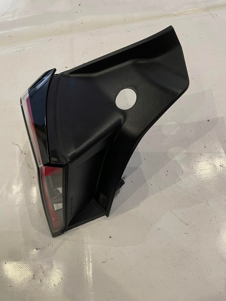 Tesla 3 lift лампа задня ліва + кришка заряджання Недорого