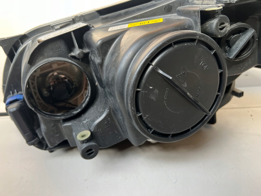 Лампа передняя правая saab 93 рестайлинг  ксенон 1el01031706 / p12842048 Цена