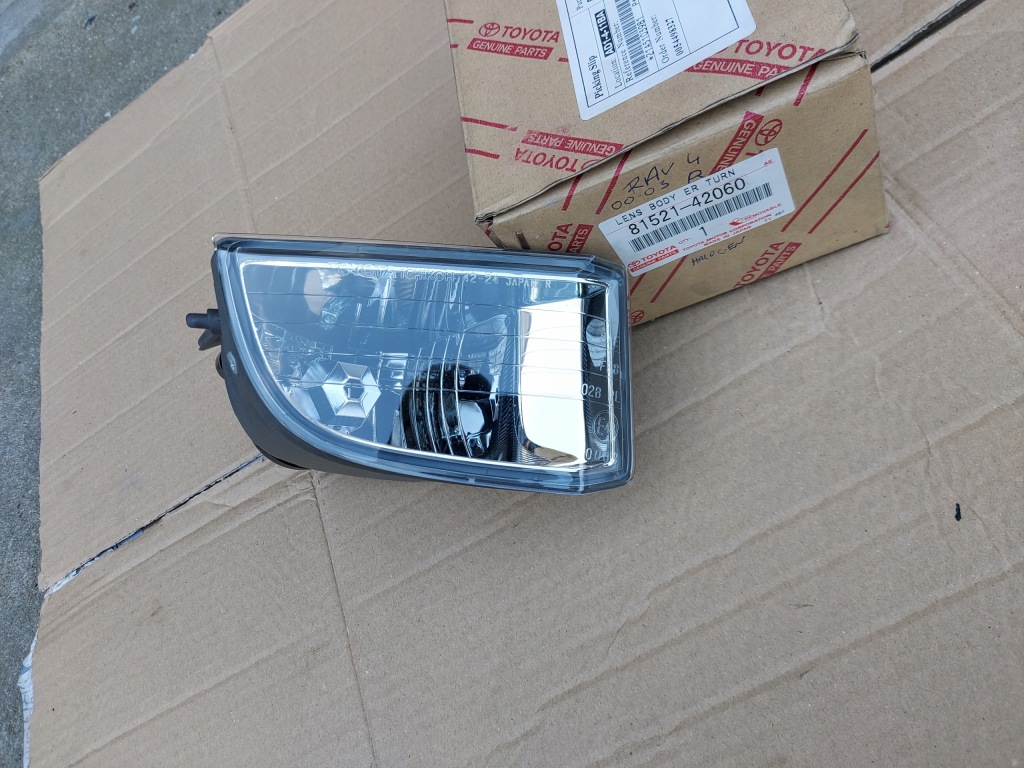 фото №1, Toyota rav4 00-03 противотуманная фара правый r новый оригинал