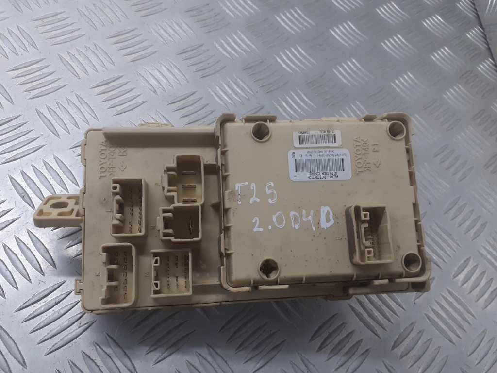 Купити Коробка запобіжників toyota avensis verso 905762