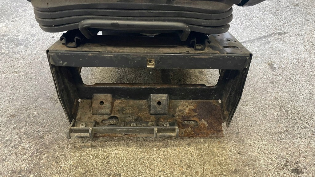 Сидіння водія ліве пневматичний grammer arizona iveco man f2000 l2000 Ціна