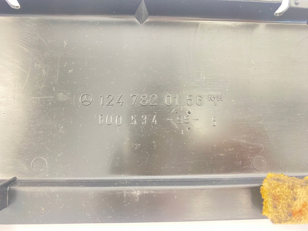 Пластик захист стельовий люк kombi mercedes 124 w124 1247820156 в Україні