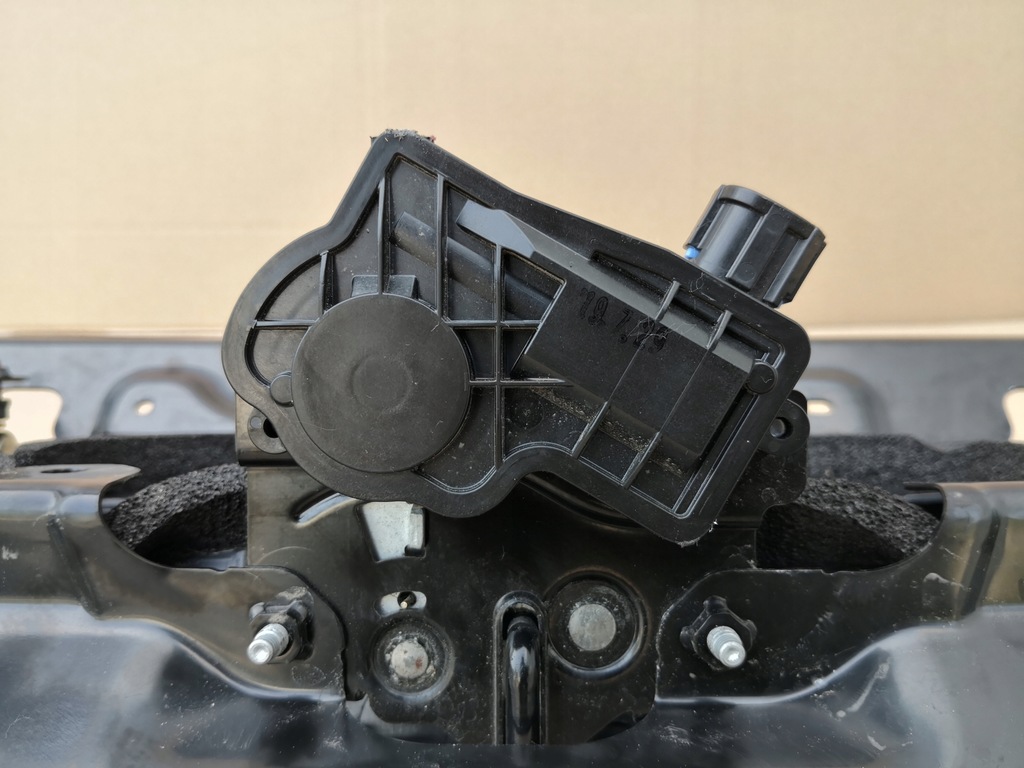 фото №9, Nissan leaf ii 17- корпус порт зарядки каркас