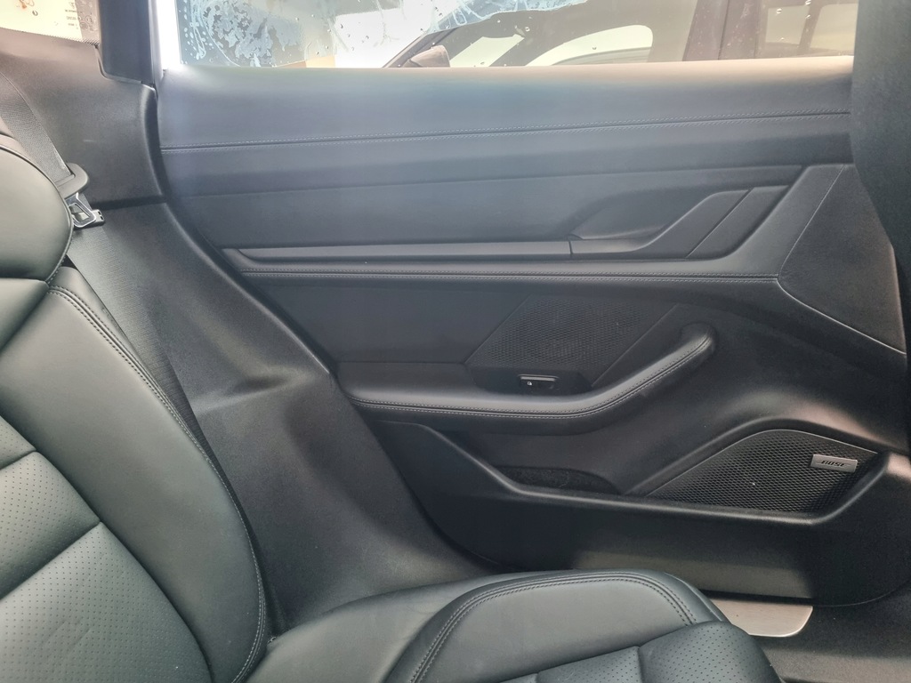 фото №10, Porsche taycan сиденья заднее сиденье кожа с подогревом обивка дверь