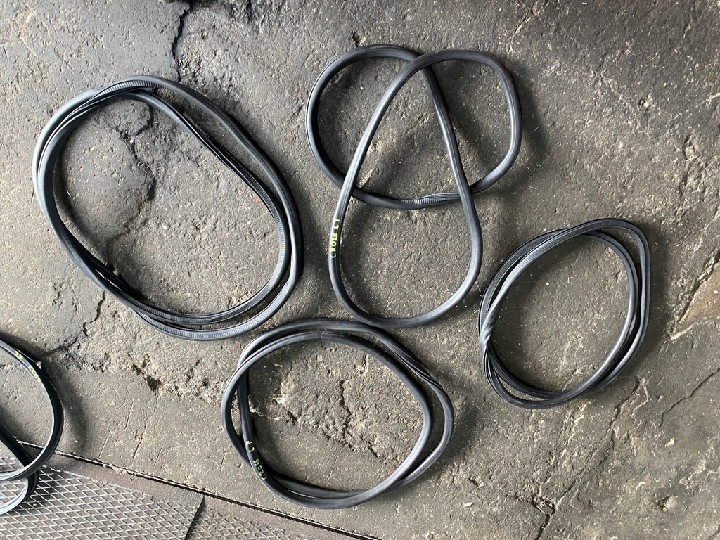 фото №1, Opel crossland x прокладка дверь перед правая