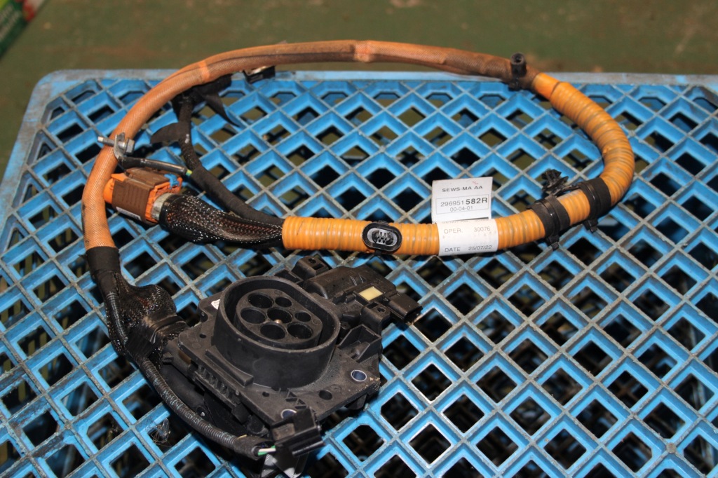 фото №1, Renault captur 2 e-tech разъём зарядки автомобиля