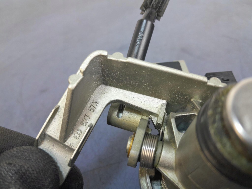 фото №4, Audi a8 d3 замок кришки багажника 4e0827573