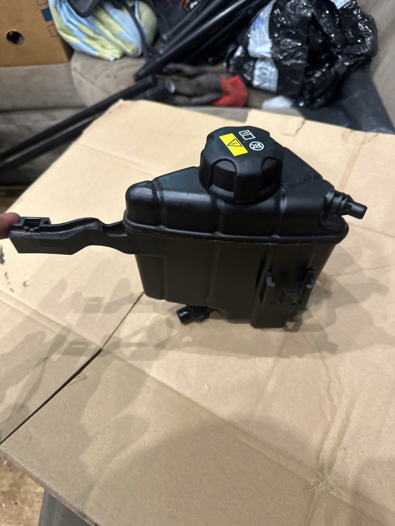 фото №1, Бачок расширительный bmw g30 7953143