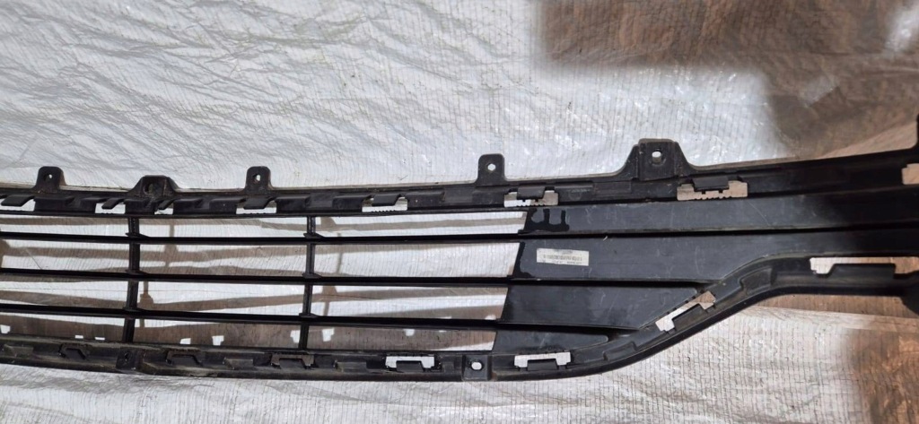 Решётка средняя бампера перед opel mokka x 16- Киев