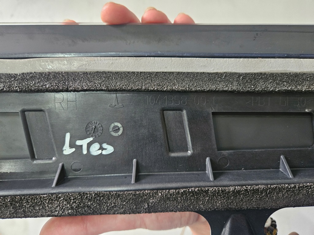 Стойку стеклянный tesla x правый 1041358-00-c в Украине