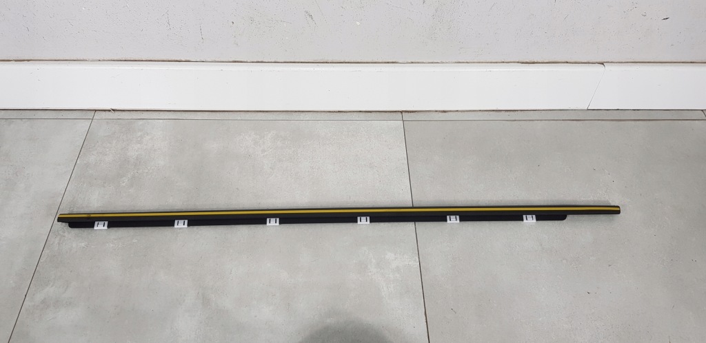 фото №1, Kia stonic молдинг уплотнитель левая передняя перед 82210-h8010