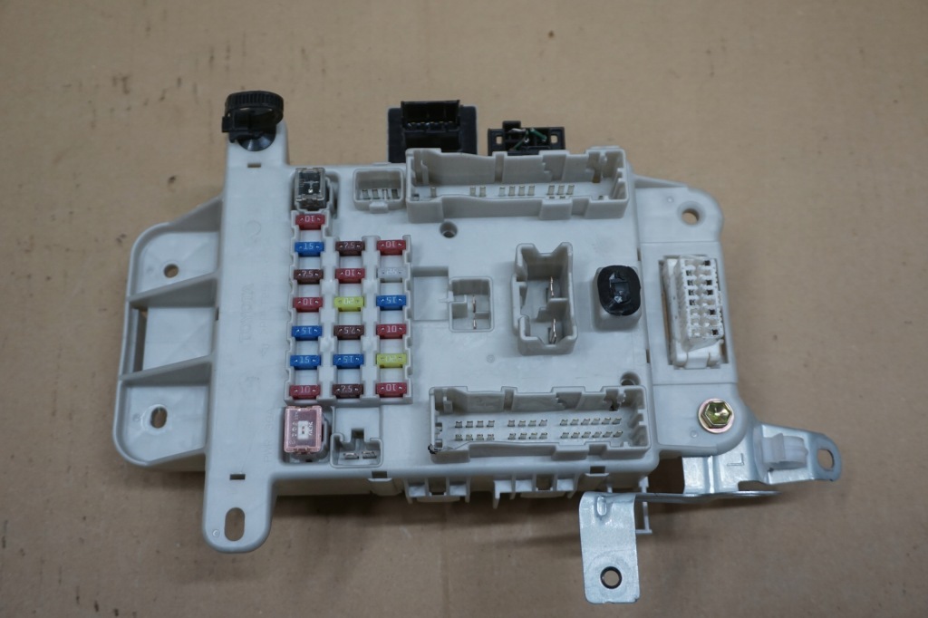 фото №1, Toyota rav4 ii коробка предохранителей 2,0 d4d 00-05r