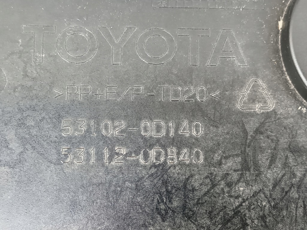 Купить Решётка w бампер toyota yaris 3 2017 - средняя перед